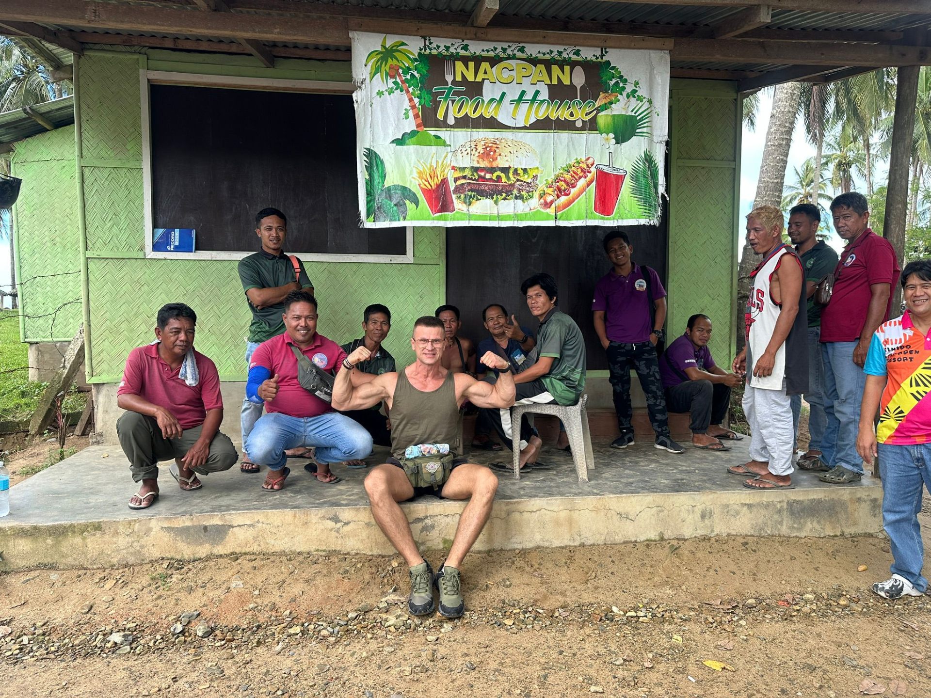 Nacpan Food House — z lokalsami