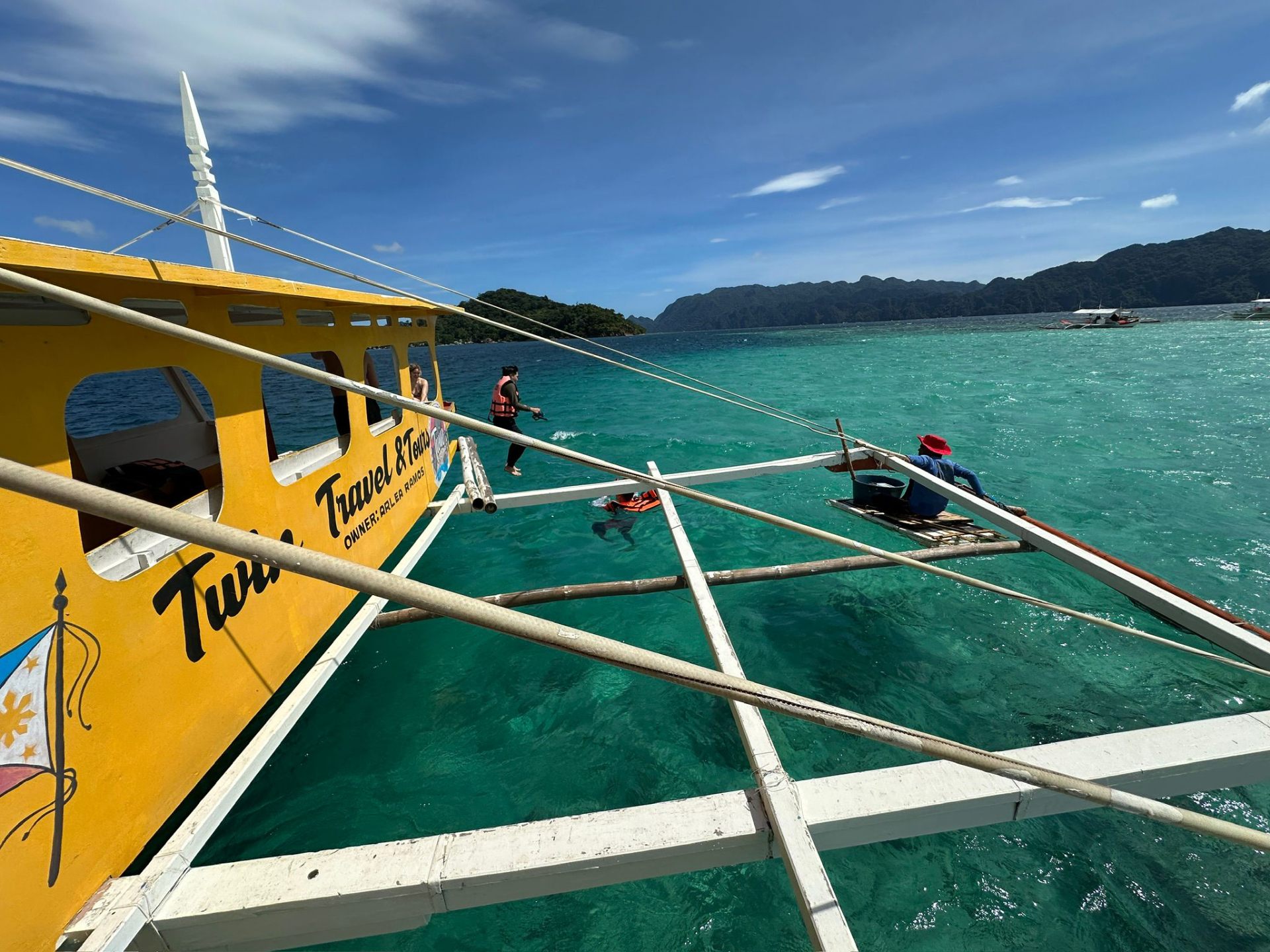 Żółta bangka Twin Travel & Tours