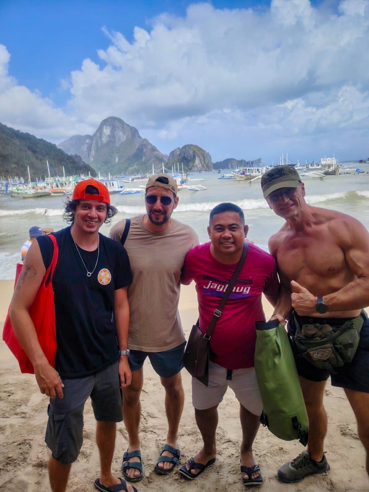 Ekipa na plaży w El Nido