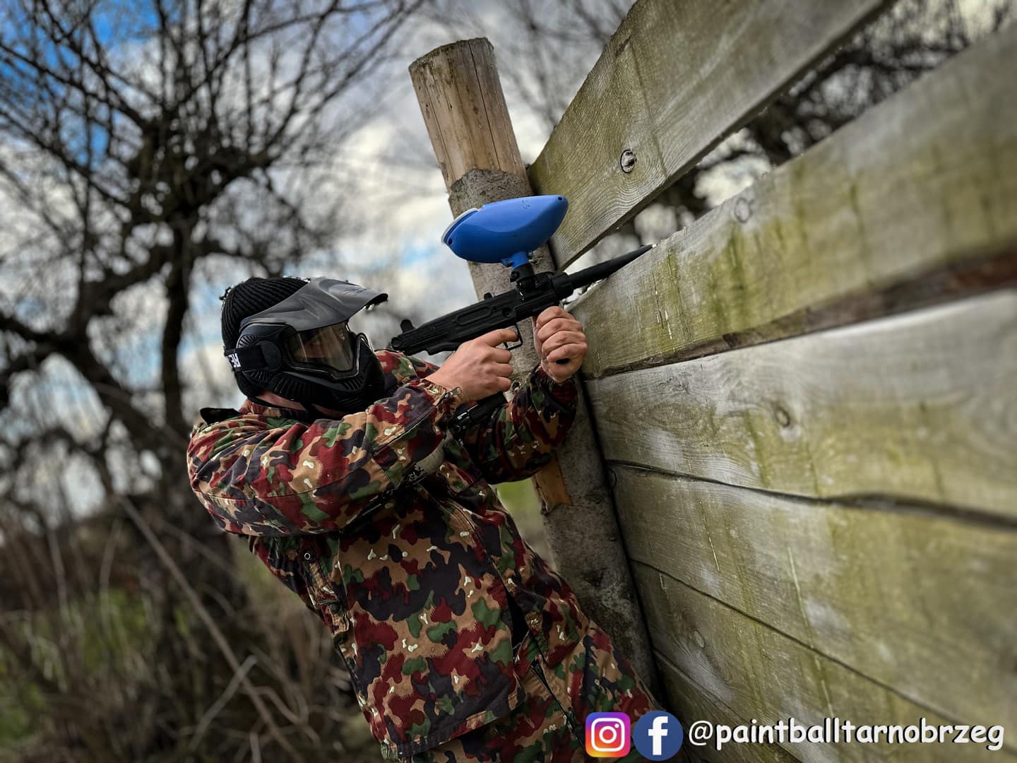 Atak przez drewnianą barykadę