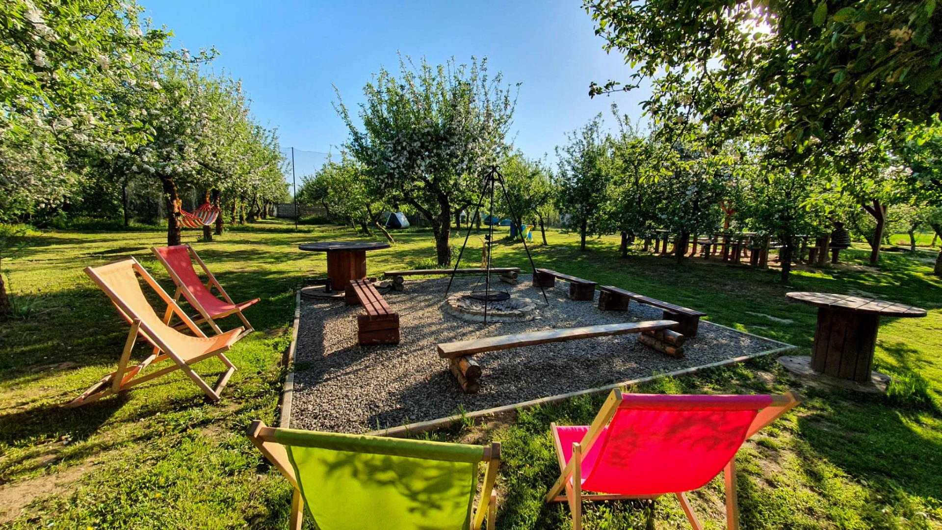 Ognisko z tripodem i leżaki